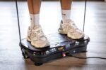 AJ-Sports Trilplaat - Trilplaat fitness - Powerplate - Inclusief weerstandsbanden en handvatten - 5 trainingsprogramma's - 99 snelheid niveaus - Met bluetooth muziek - Trainingsapparatuur voor uithoudingstraining - Zwart - Afbeelding 3